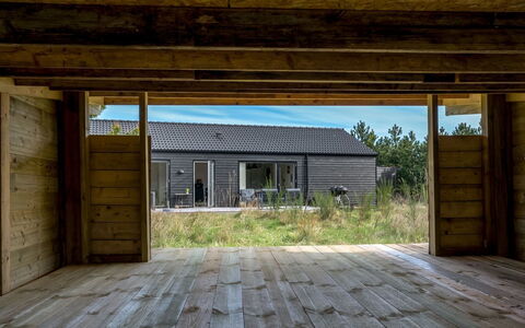 Jale - 900M from the Sea: Mueble, Diseño De Interiores, Piso, Suelo, Techo, Habitación, Silla, Mesa, Departamento, Cocina Y Comedor Mesa
