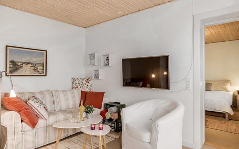 Maelle - 150M from the Sea: Mueble, Diseño De Interiores, Sofá, Piso, Pared, Suelo, Habitación, Madera, Techo, Sala