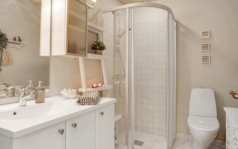 Maelle - 150M from the Sea: Baño, Diseño De Interiores, Arreglo De Tubería, Pared, Lavabo Del Baño, Piso, Mueble De Baño, Suelo, Lavabo, Espejo