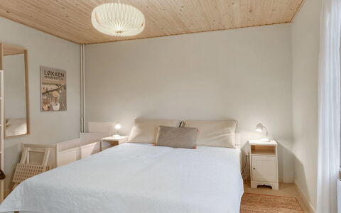Maelle - 150M from the Sea: Mueble, Diseño De Interiores, Cama, Habitación, Piso, Suelo, Pared, Madera, Techo, Sábana
