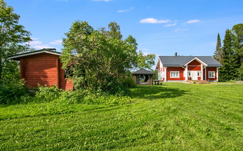 Maalaistalo Sipilä: Hierba, Verde, Edificio, Casa, Cabaña, Casa, Llanura, Pradera, Arbusto