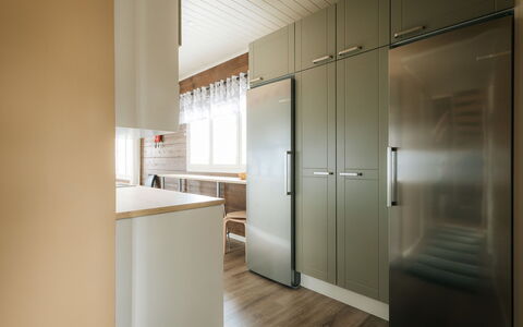 Maalaistalo Sipilä: Piso, Diseño De Interiores, Gabinetes, Suelo, Cocina, Madera, Mostrador, Aparato De Cocina, Techo, Suelos De Madera