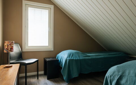 Maalaistalo Sipilä: Suelo, Piso, Diseño De Interiores, Pared, Habitación, Madera, Techo, Cama, Mueble, Sábana