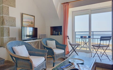 Kerlouan 637: Mueble, Silla, Mar, Mesa, Oceano, Balcón, Cocina Y Comedor Mesa, Sombra, Mesa De Café, Brazo