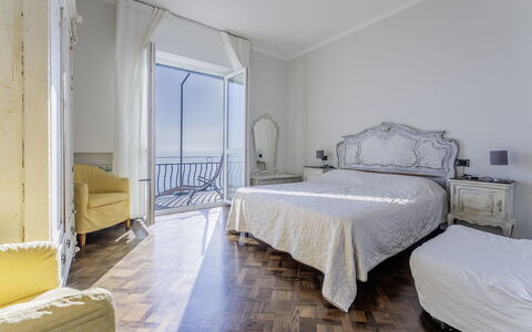 Breath-taking Portofino Promontory Seaview: Habitación, Sábana, Lecho, Suelo, Cama, Linos, Departamento, Mar, Marco De La Cama, Oceano