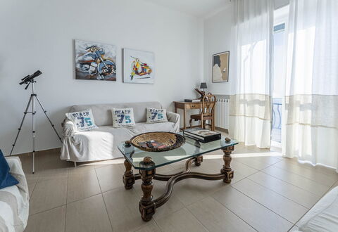 Breath-taking Portofino Promontory Seaview: Mueble, Diseño De Interiores, Piso, Suelo, Techo, Madera, Habitación, Sofá, Sala, Mesa