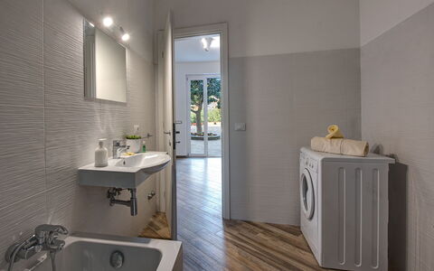Clementine Country House: Espejo, Grifo, Propiedad, Lavabo, Arreglo De Tubería, Edificio, Gabinetes, Mueble De Baño, Madera, Baño