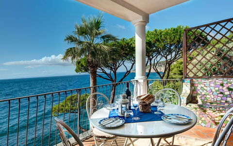 Apt Blu Mare Sorrento Coast: Agua, Cielo, Mueble, Propiedad, Mesa, Silla, Azul, Edificio, Azur, Balneario
