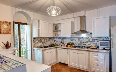 Apt Blu Mare Sorrento Coast: Mostrador, Gabinetes, Propiedad, Marco, Grifo, Cocina, Estufa De Cocina, Lavabo, Planta De Casa, Madera