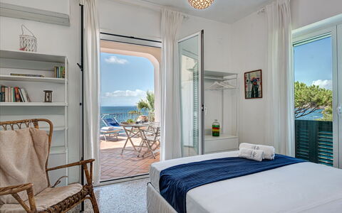 Apt Blu Mare Sorrento Coast: Mueble, Propiedad, Azul, Comodidad, Azur, Encendiendo, Diseño De Interiores, Sombra, Ventana, Silla