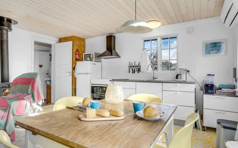 Aleta - 300M from the Sea: Mueble, Diseño De Interiores, Piso, Cocina, Madera, Techo, Suelo, Silla, Mostrador, Cocina Y Comedor Mesa