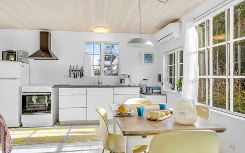 Aleta - 300M from the Sea: Cocina, Mueble, Diseño De Interiores, Piso, Aparato De Cocina, Mostrador, Suelo, Techo, Madera, Electrodoméstico
