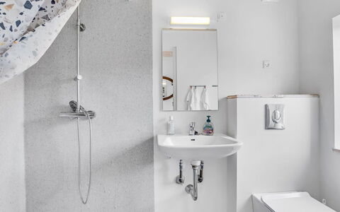 Aleta - 300M from the Sea: Arreglo De Tubería, Baño, Diseño De Interiores, Pared, Piso, Suelo, Lavabo, Lavabo Del Baño, Techo, Grifo