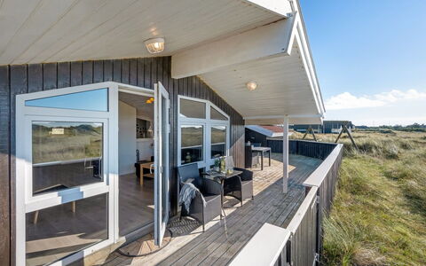 Jaana - 10M from the Sea: Madera, Casa, Porche, Cubierta, Madera Dura, Techo, Manchas De Madera, Suelos De Madera, Eco Hotel