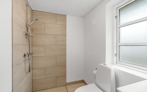 Agla - 2.5Km from the Sea: Asiento Del Baño, Baño, Piso, Baño, Suelo, Arreglo De Tubería, Pared, Diseño De Interiores, Plomería, Habitación