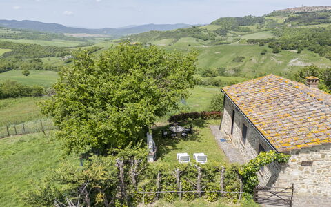 Marcigliana Cottage, Pool, Radicondoli: Planta, Edificio, Nube, Cielo, Paisaje Natural, Árbol, Tierras Altas, Casa, Paisaje, Cobertura Del Suelo