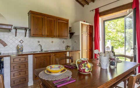 Marcigliana Cottage, Pool, Radicondoli: Gabinetes, Mueble, Propiedad, Mesa, Mostrador, Ventana, Madera, Cocina, Edificio