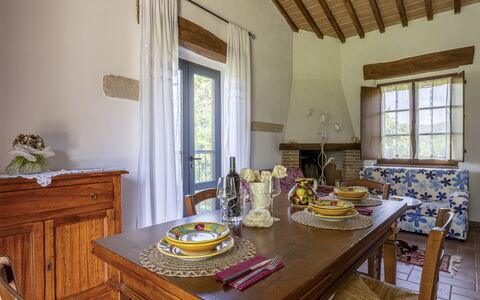 Marcigliana Cottage, Pool, Radicondoli: Mesa, Mueble, Propiedad, Ventana, Gabinetes, Madera, Vajilla, Diseño De Interiores, Silla, Suelo
