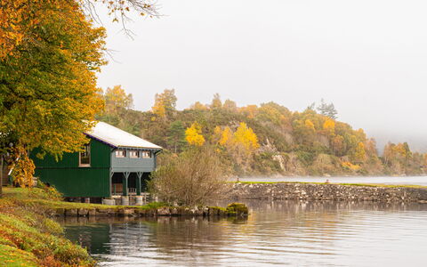 Jenkins Cottage: Agua, Verde, Camino Acuático, Corriente De Agua, Banco, Lago, Reflexión, Canal, Río, Reservorio