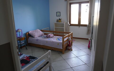 Lou Lann Vras: Mueble, Cama, Habitación, Suelo, Piso, Madera, Sábana, Diseño De Interiores, Lecho, Habitación