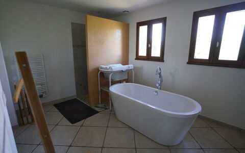 Lou Lann Vras: Piso, Suelo, Arreglo De Tubería, Madera, Diseño De Interiores, Baño, Plomería, Grifo, Habitación, Casa
