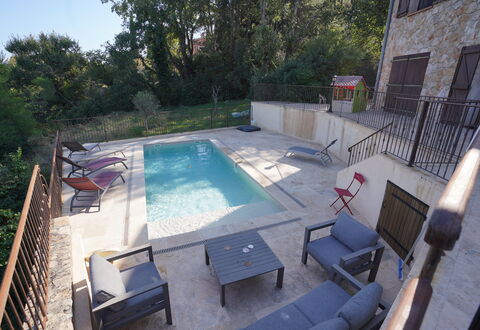 Lou Lann Vras: Piscina, Mueble Para Exteriores, Mueble, Material Compuesto, Recurso, Sunlounger, Silla, Paraguas, Losa, Sombra