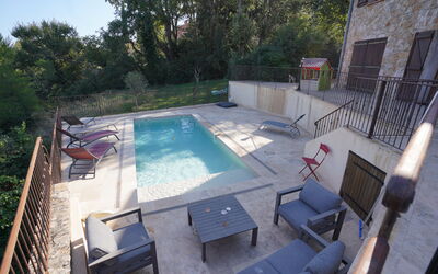 Lou Lann Vras: Piscina, Mueble Para Exteriores, Mueble, Material Compuesto, Recurso, Sunlounger, Silla, Paraguas, Losa, Sombra