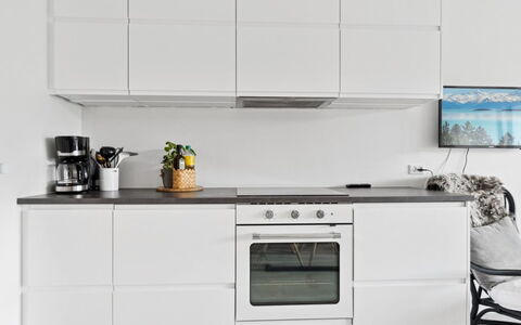 Jesper - 350M from the Sea: Aparato De Cocina, Cocina, Mostrador, Gabinetes, Piso, Electrodoméstico, Mueble, Electrodoméstico, Diseño De Interiores, Suelo