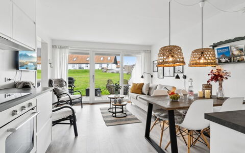 Jesper - 350M from the Sea: Mueble, Diseño De Interiores, Madera, Piso, Casa, Suelo, Techo, Silla, Mesa, Sala
