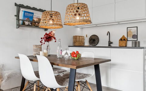 Jesper - 350M from the Sea: Mueble, Diseño De Interiores, Piso, Madera, Lámpara, Cocina Y Comedor Mesa, Silla, Mesa, Techo, Comedor