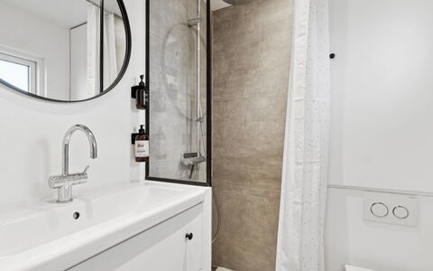 Jesper - 350M from the Sea: Pared, Baño, Arreglo De Tubería, Piso, Diseño De Interiores, Suelo, Espejo, Plomería, Grifo, Habitación
