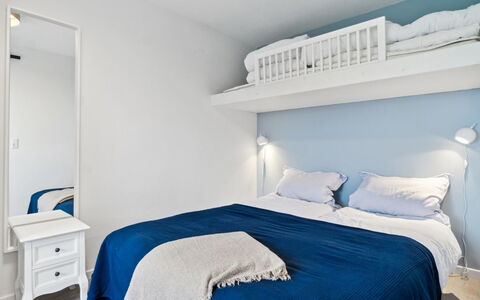 Jesper - 350M from the Sea: Cama, Mueble, Lecho, Habitación, Diseño De Interiores, Sábana, Suelo, Pared, Piso, Linos