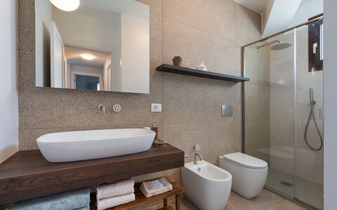 Villa Paolina: Espejo, Arreglo De Tubería, Propiedad, Edificio, Lavabo Del Baño, Grifo, Baño, Lavabo, Diseño De Interiores