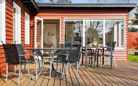 Salka - 200M to the Fjord: Mueble, Diseño De Interiores, Piso, Suelo, Techo, Habitación, Silla, Mesa, Departamento, Cocina Y Comedor Mesa