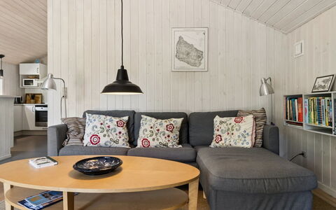 Aimo - 300M from the Sea: Mueble, Diseño De Interiores, Piso, Madera, Techo, Suelo, Sofá, Sala, Habitación, Lámpara