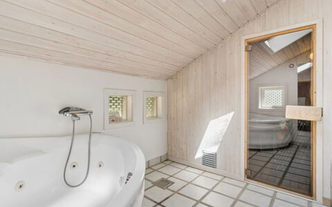 Aimo - 300M from the Sea: Arreglo De Tubería, Piso, Diseño De Interiores, Suelo, Madera, Baño, Techo, Bañera, Plomería, Casa