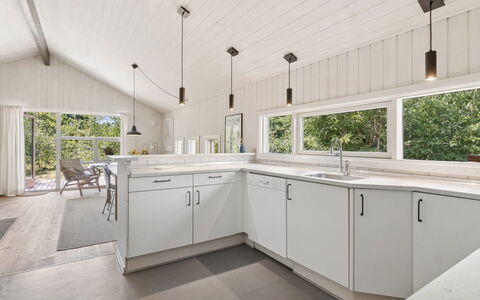 Aimo - 300M from the Sea: Cocina, Mostrador, Piso, Diseño De Interiores, Madera, Techo, Suelo, Lavabo, Gabinetes, Lámpara