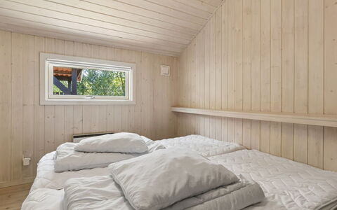Aimo - 300M from the Sea: Habitación, Madera, Piso, Suelo, Cama, Techo, Sábana, Diseño De Interiores, Lecho, Habitación