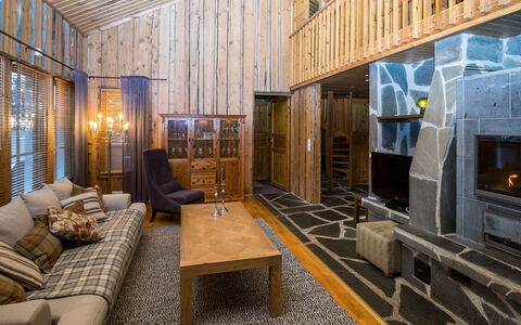 Villa Kajo: Madera, Techo, Diseño De Interiores, Piso, Sofá, Suelo, Arquitectura, Sala, Mueble, Casa