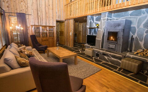 Villa Kajo: Madera, Casa, Techo, Sala, Sofá, Cabaña, Madera Dura, Manchas De Madera, Cuarto De Troncos