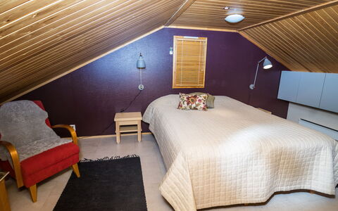 Villa Kajo: Habitación, Cama, Diseño De Interiores, Suelo, Madera, Techo, Piso, Mueble, Sábana, Lecho