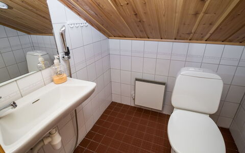 Villa Kajo: Baño, Arreglo De Tubería, Lavabo Del Baño, Piso, Lavabo, Suelo, Asiento Del Baño, Baño, Madera, Grifo