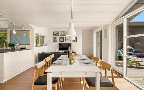 Veetrikki - 350M from the Sea: Mueble, Piso, Diseño De Interiores, Suelo, Madera, Suelos De Madera, Techo, Cocina Y Comedor Mesa, Comedor, Mesa