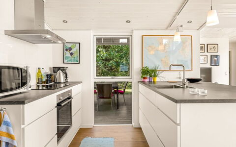 Veetrikki - 350M from the Sea: Cocina, Aparato De Cocina, Mostrador, Piso, Diseño De Interiores, Mueble, Electrodoméstico, Gabinetes, Madera, Suelo