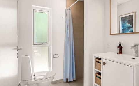 Veetrikki - 350M from the Sea: Diseño De Interiores, Piso, Suelo, Arreglo De Tubería, Pared, Baño, Baño, Lavabo Del Baño, Lavabo, Mueble De Baño