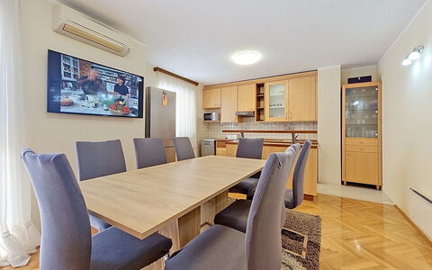 Lille: Mueble Para Exteriores, Arbusto, Casa, Mesa Al Aire Libre, Mueble, Casa, Jardín, Césped, Patio Interior, Inmuebles
