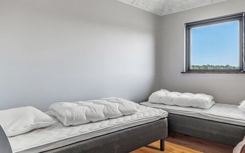 Sönke - 4Km from the Sea: Habitación, Cama, Sábana, Lecho, Suelo, Techo, Piso, Marco De La Cama, Diseño De Interiores, Linos