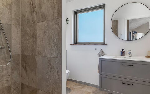 Sönke - 4Km from the Sea: Piso, Arreglo De Tubería, Pared, Suelo, Baño, Diseño De Interiores, Mueble De Baño, Lavabo Del Baño, Grifo, Plomería
