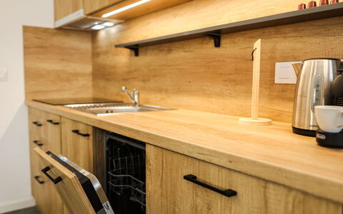 Bozi Dar 300: Madera, Piso, Diseño De Interiores, Mostrador, Mueble, Gabinetes, Manchas De Madera, Suelo, Cocina, Madera Dura