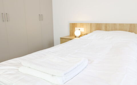 Bozi Dar 300: Cama, Mueble, Habitación, Piso, Suelo, Lecho, Sábana, Madera, Diseño De Interiores, Linos
